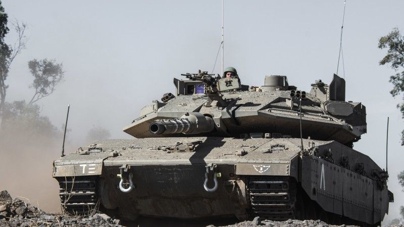 Czołg Merkava Mk 4 z widocznymi elementami systemu Trophy