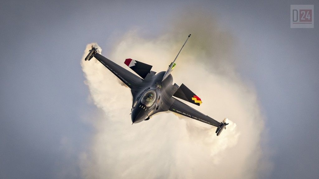 F-16 z Belgii wchodzący w nurkowanie w trakcie niedzielnego pokazu