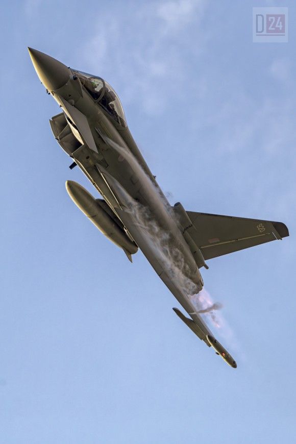 Brytyjski Eurofighter Typhoon w czasie pokazu solo
