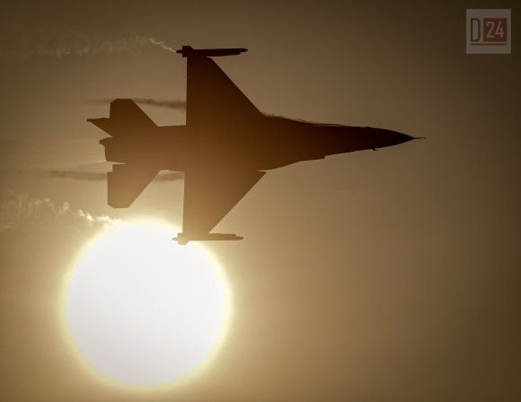 Belgijski samolot F-16 podczas pokazu