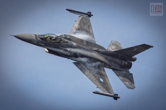 Grecki samolot F-16 Block 52 nad Radomiem