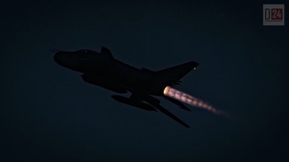 Su-22 Sił Powietrznych w trakcie nocnego pokazu w sobotę
