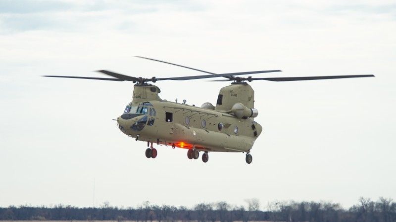 Jeden z 20 holenderskich Chinooków CH-47F, wyposażony w cyfrowy kokpit i zaawansowane zdolności obsługi ładunków.