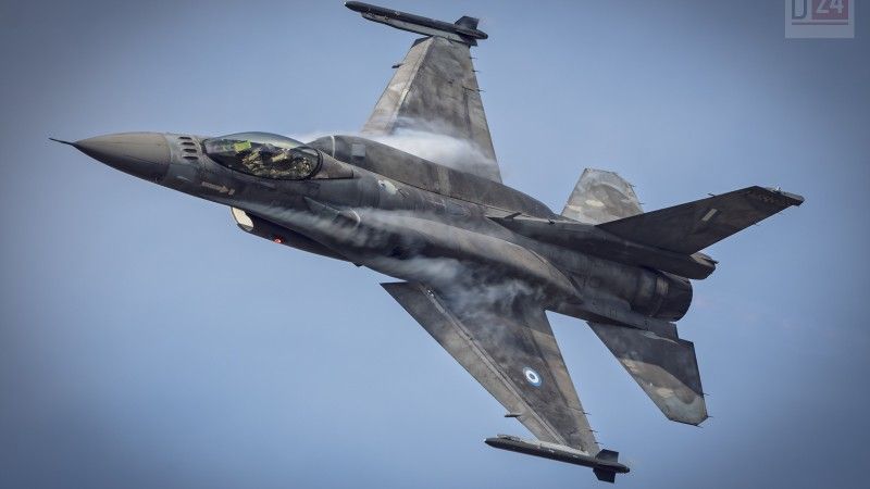Grecki samolot F-16 Block 52 nad Radomiem