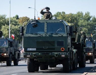 Ciągnik siodłowy Jelcz C882.57 CSS przeznaczony do zestawów przeciwlotniczych Wisła. Defilada "Silna Biało-Czerwona" na okoliczność Święta Wojska Polskiego, Warszawa, 15 sierpnia 2023 roku.