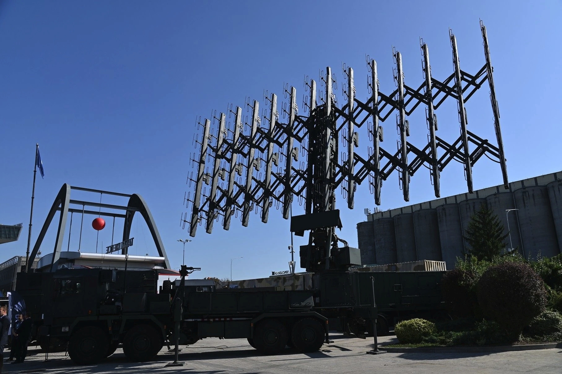 Пятничный обзор СМИ: польский радар P18 находится в центре противовоздушной обороны нашего государства; украинцы получат больше кассетных боеприпасов