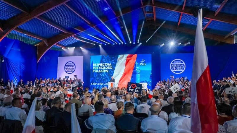PiS ogłosił swój program wyborczy pod hasłem "Bezpieczna przyszłość Polaków"