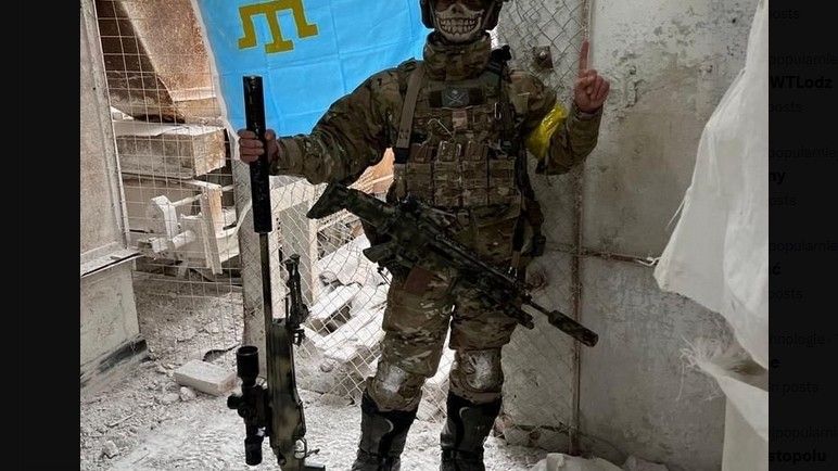 Tatarski ochotnik na froncie, z flagą tatarskiego Krymu