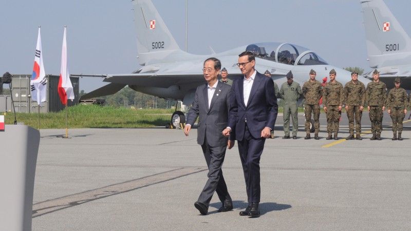 Premierzy Polski Mateusz Morawiecki i Korei Południowej Han Duck-soo w 23. Bazie Lotnictwa Taktycznego w Mińsku Mazowieckim, dokąd trafiły pierwsze samoloty FA-50.