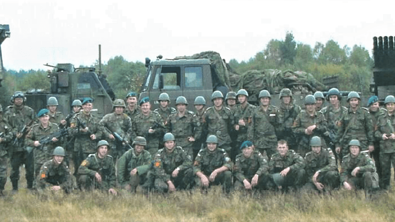 Żołnierze 3. dar 23. ŚBA wraz z amerykańskimi kolegami na tle MLRS i RM-70/85 podczas ćwiczenia  VICTORY STRICKE III. Drawsko Pomorskie, wrzesień 2002 r. (23. ŚBA).