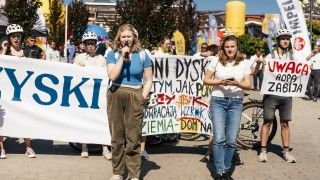 Dominika Lasota i Wiktoria Jędroszkowiak w trakcie protestu podczas Forum Ekonomicznego w Karpaczu.