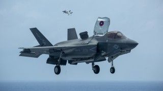 F-35B w zawisie