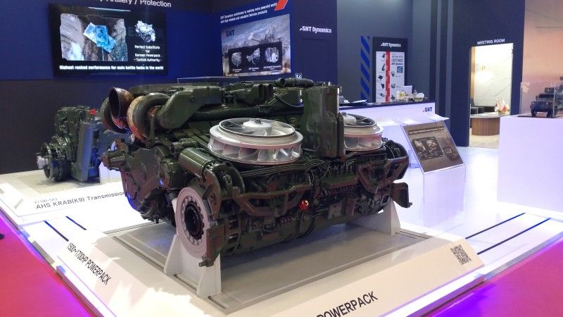 Koreański zespół napędowy (ang. powerpack) do czołgów podstawowych na stoisku SNT Dynamics podczas MSPO 2023.