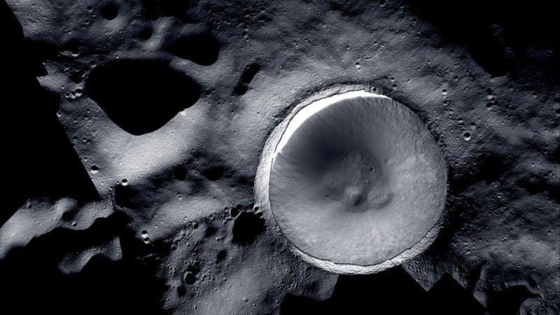 Krater Shackleton znajdujący się w pobliżu południowego bieguna Księżyca.