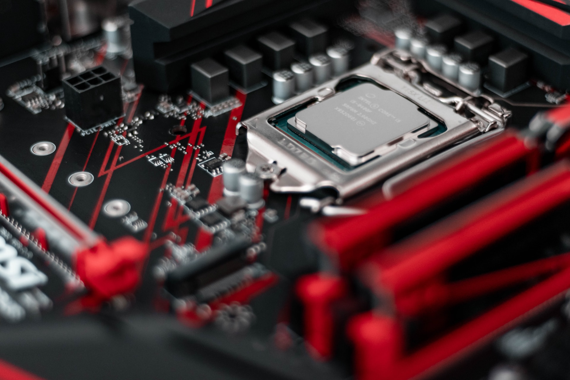 Intel rozbudowuje łańcuch dostaw poza USA