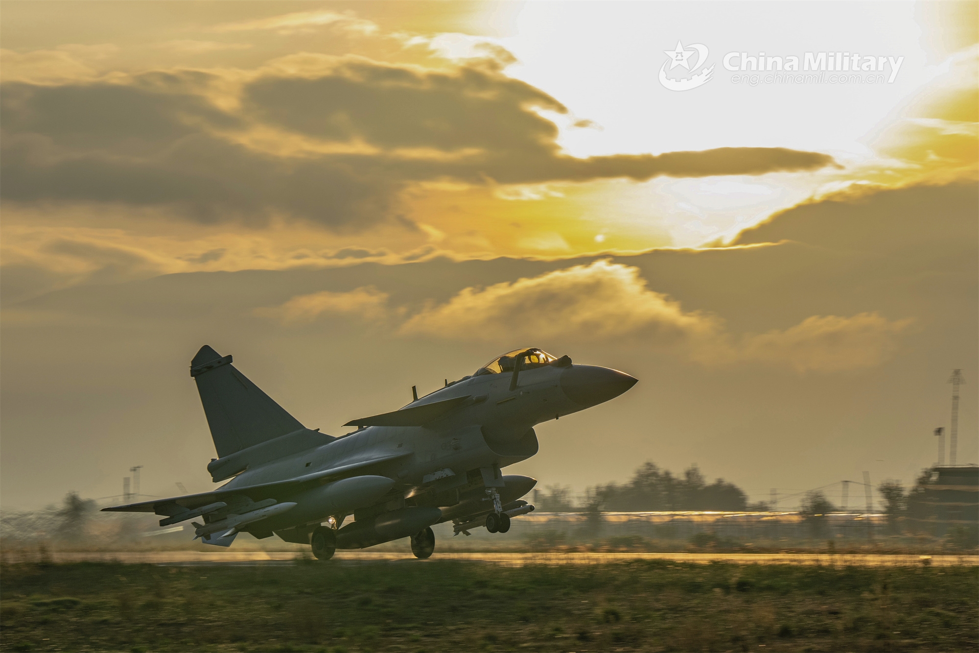 Wtorkowy przegląd mediów; Czystka w armii Chin; W Łodzi będzie serwis wyposażenia helikopterów Apache