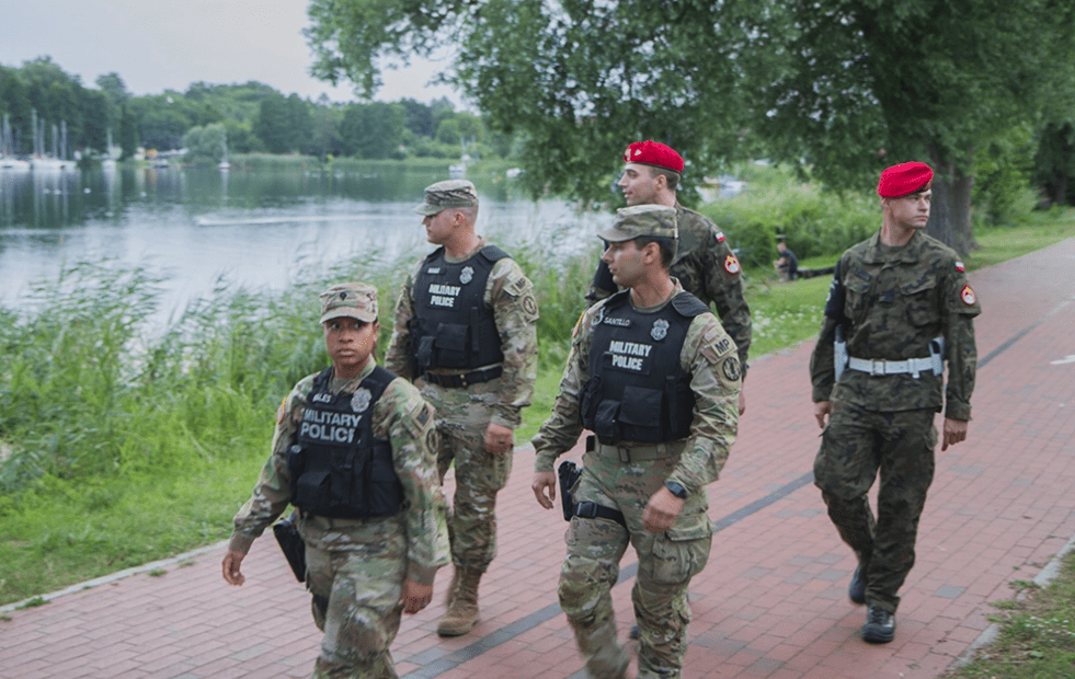 Dron spadł na jednostkę wojskową w Przasnyszu. Żandarmeria prowadzi dochodzenie