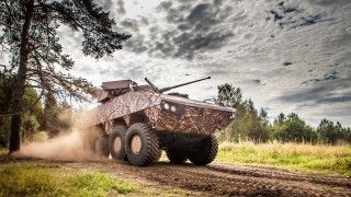 Kołowy transporter opancerzony Patria AMV XP na poligonie.