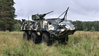 Kołowy transporter opancerzony Patria 6x6 w terenie.