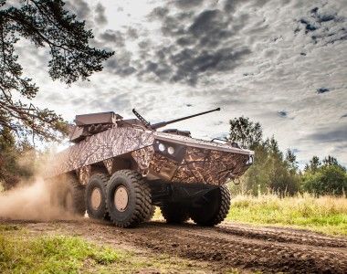 Kołowy transporter opancerzony Patria AMV XP na poligonie.