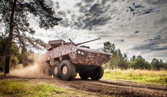 Kołowy transporter opancerzony Patria AMV XP na poligonie.