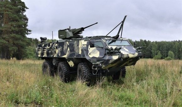 Kołowy transporter opancerzony Patria 6x6 w terenie.