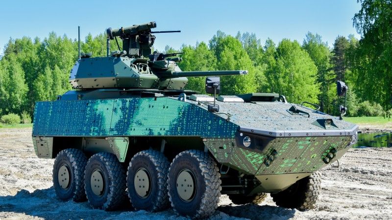 Kołowy transporter opancerzony Patria AMV XP przygotowany na targi Eurosatory 2018.