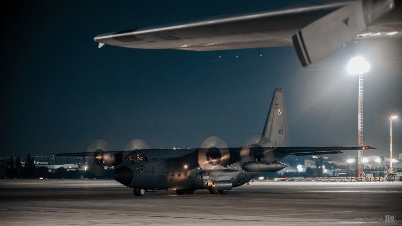 Polski samolot wojskowy C-130E o numerze taktycznym 1503 biorący udział w moście powietrznym do Izraela.