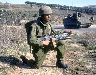 Izraelski żołnierz podczas interwencji wojskowej w Libanie, styczeń 1993 roku. W tle transporter opancerzony M113.