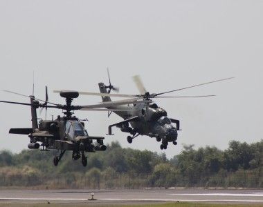 Amerykański śmigłowiec szturmowy AH-64E Apache Guardian w locie z indonezyjskim Mi-35 podczas ćwiczeń Garuda Shield w 2014 roku.