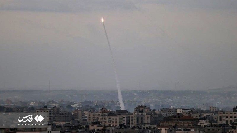 Palestyńczycy wystrzeliwują rakietę w stronę Izraela, październik 2023  r.