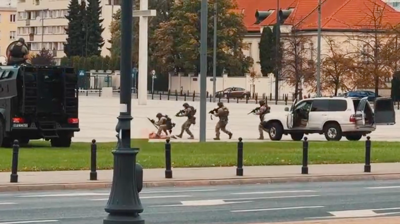 Czego chciał mężczyzna, który groził wysadzeniem się w centrum Warszawy?