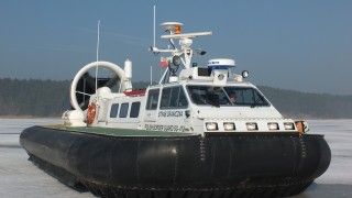 Poduszkowiec SG-412 na zamarzniętym Zalewie Wiślanym.