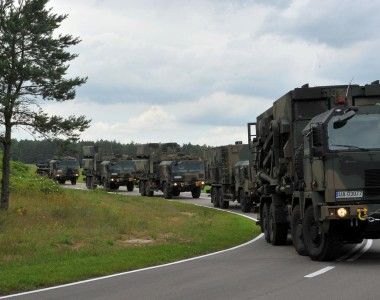 Pojazdy Morskiej Jednostki Rakietowej na podwoziach Jelcz podczas przemarszu drogowego.