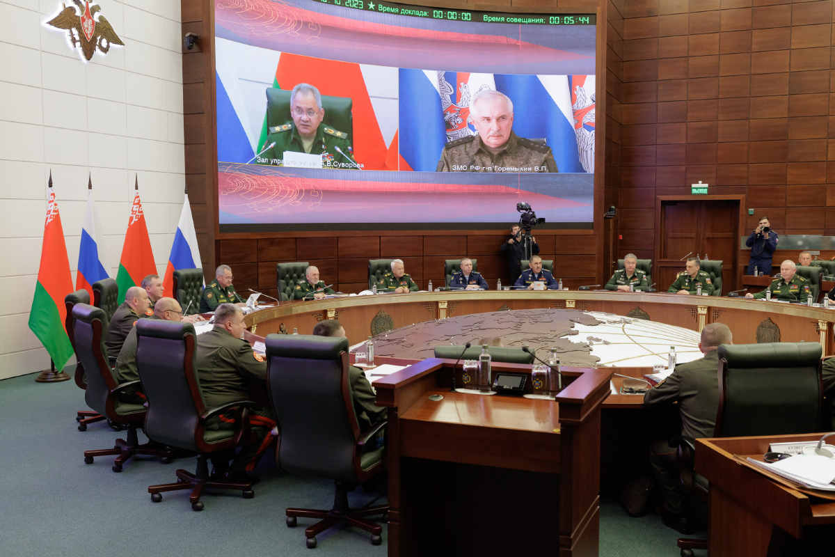 Rosja próbuje wchłonąć białoruską armię. Przynajmniej w mediach