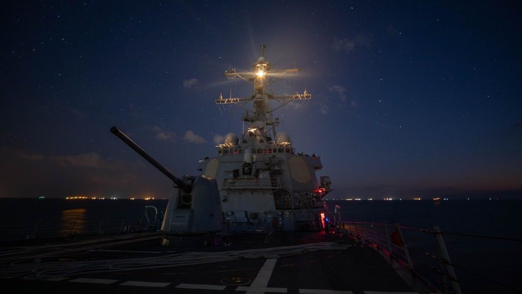 Przejście niszczyciela USS „Carney” przez Kanał Sueski w dniu 18 października 2023 roku