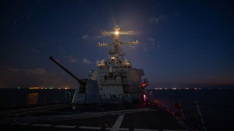 Przejście niszczyciela USS „Carney” przez Kanał Sueski w dniu 18 października 2023 roku