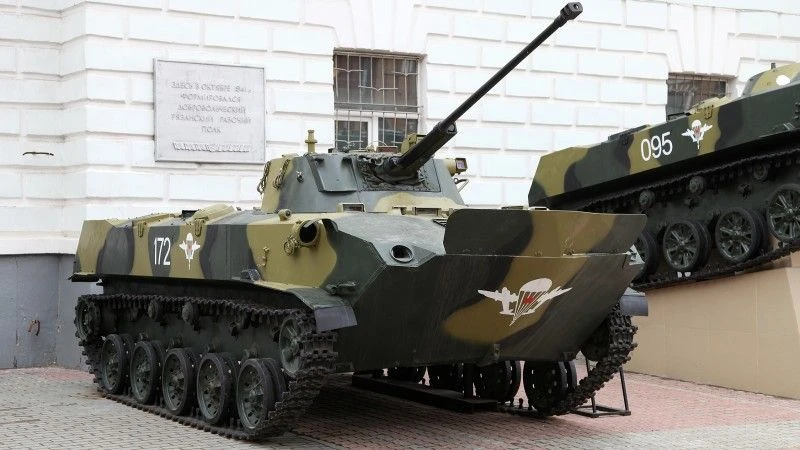 Opisywany pojazd otrzymał wieżę pochodzącą z bojowego wozu desantu BMD-2.