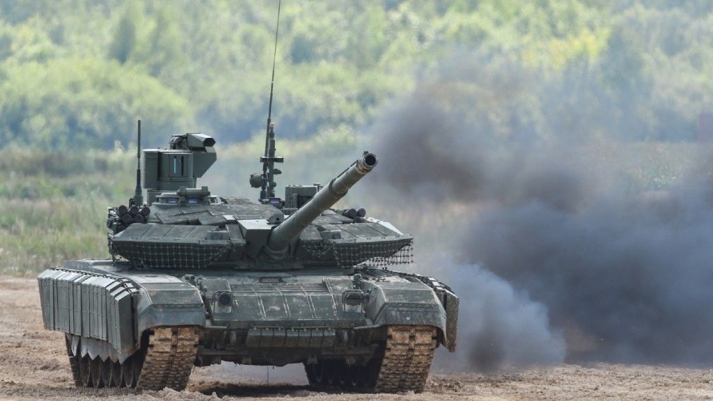 T-90M najnowszej serii produkcyjnej, widoczne dodatkowe moduły wybuchowego pancerza reaktywnego Kontakt-1 chroniące dolną przednią płytę kadłuba.