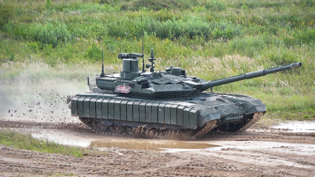T-90M nowszej serii produkcyjnej z dodanymi dodatkowymi metalowymi zasobnikami na wybuchowy pancerz reaktywny zamontowanymi na burtach kadłuba.