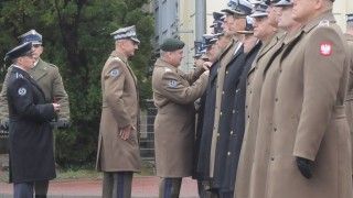 Szef SGWP gen. broni Wiesław Kukuła i jego poprzednik gen. Rajmund Andrzejczak wręczają wyróżnienia żołnierzom