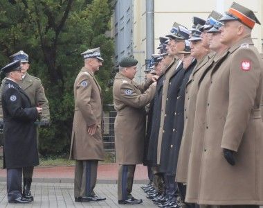 Szef SGWP gen. broni Wiesław Kukuła i jego poprzednik gen. Rajmund Andrzejczak wręczają wyróżnienia żołnierzom