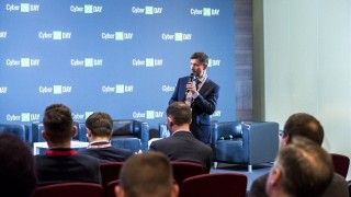 Robert Dąbrowski, reprezentujący firmę Fortinet w czasie prezentacji, konferencja Cyber24 Day