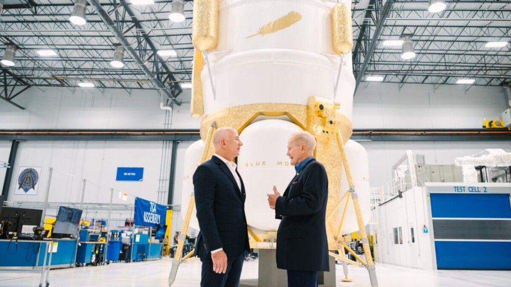 Jeff Bezos oraz Bill Nelson na tle lądownika Blue Moon Mark 1.