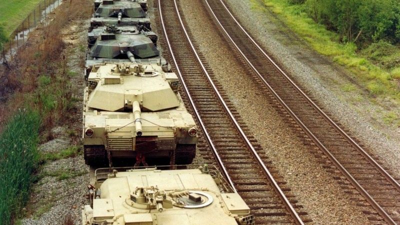 Czołgi M1 Abrams transportowane do składnicy sprzętu wojskowego Anniston Army Depot.