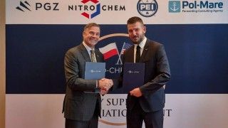 Uroczystość podpisania umowy na dostawę trotylu do USA przez przedstawicieli Zakładów Chemicznych "Nitro-Chem" S.A. oraz Paramount Enterprises International, 7 listopada 2023 roku.