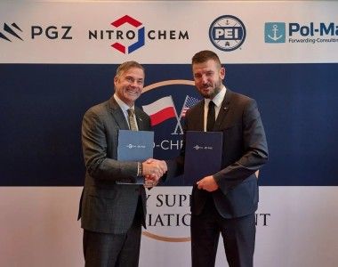 Uroczystość podpisania umowy na dostawę trotylu do USA przez przedstawicieli Zakładów Chemicznych "Nitro-Chem" S.A. oraz Paramount Enterprises International, 7 listopada 2023 roku.