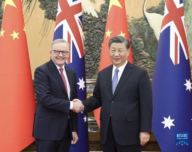 Premier Australii Anthony Albanese ściskający rękę Prezydenta China Xi Jinpinga podczas wizyty w Pekinie, 6 listopada 2023 roku.