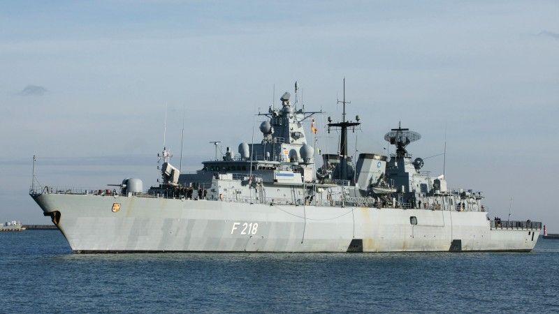 Niemiecka fregata Mecklenburg-Vorpommern wchodzi do Gdyni.
