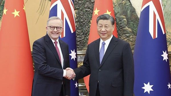 Premier Australii Anthony Albanese ściskający rękę Prezydenta China Xi Jinpinga podczas wizyty w Pekinie, 6 listopada 2023 roku.